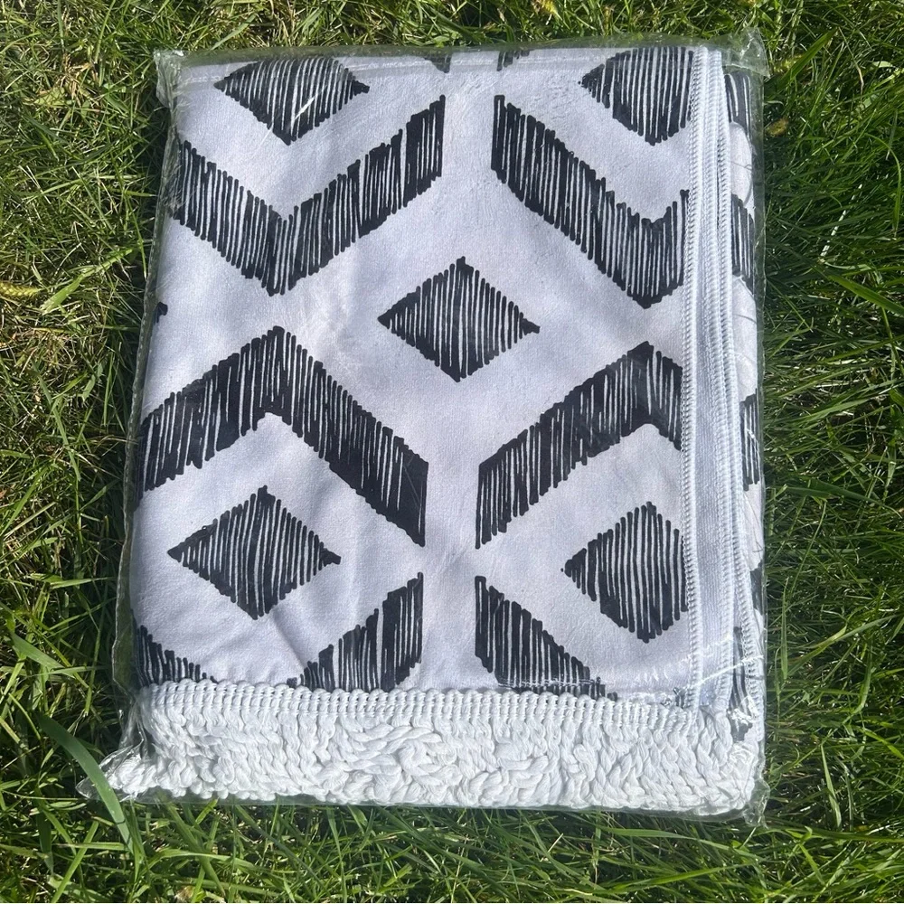 ZYIA Sedona Tasseled Resort White and Black Patterned Beach Pool Towel NEW